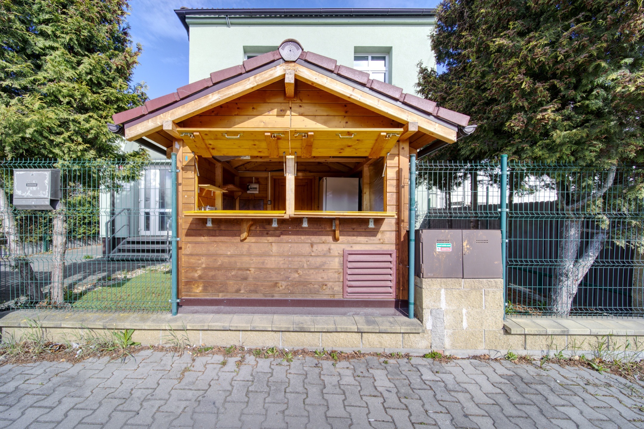 Pohled na stánek z ulice